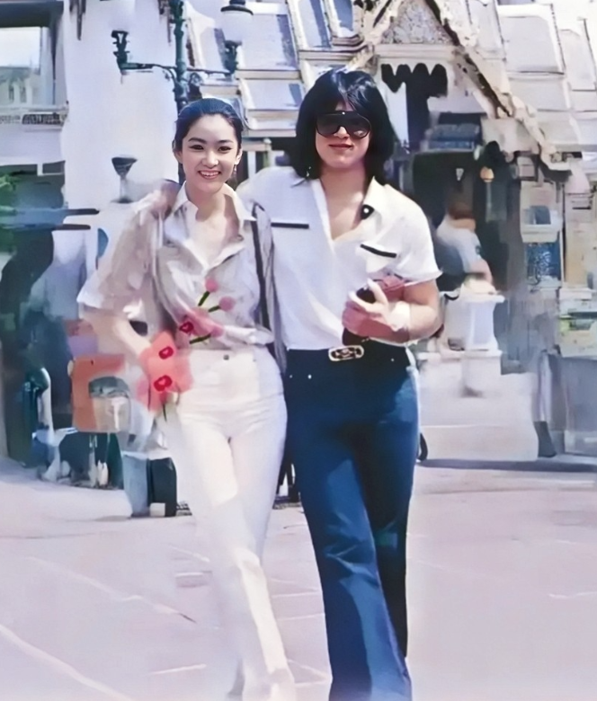 这是林青霞与成龙年轻时同游泰国的一张合影老照片，拍摄于一九七九年，两人当时都是二