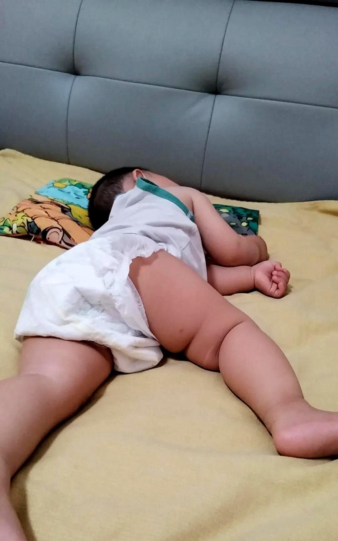 我知道后数落了她一顿。
类似的事情还不止一次，老人总爱把自己嚼过的食物往宝宝嘴里
