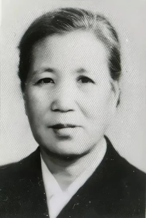 1929年，丁惟尊叛变，与叛徒王复元商议要去高密抓地下党，妻子傅玉真大惊，当即向