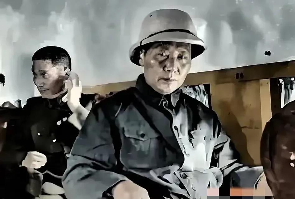这张照片拍摄于1945年，主席去重庆谈判，坐在美军提供的专机上。
明知山有虎，偏