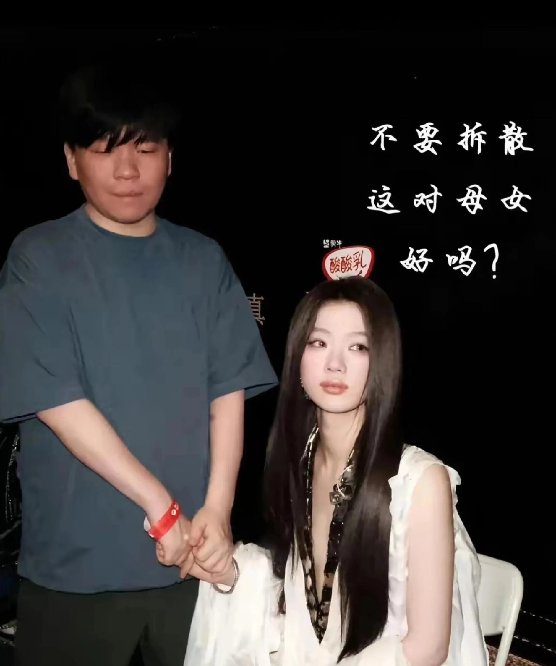 原来单依纯的师傅不只有李健，
她背后还有一个比李健更厉害的人物，
那就是著名音乐