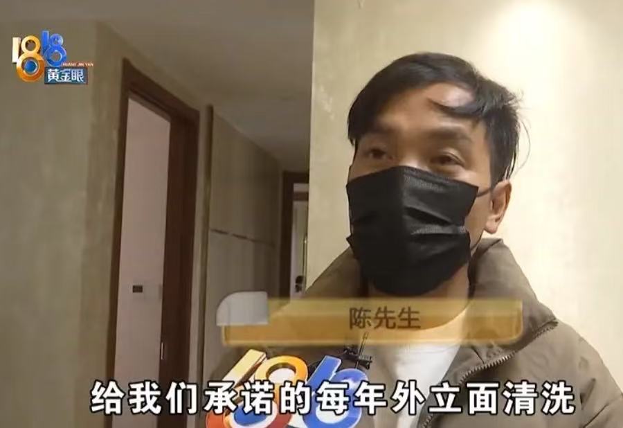 浙江杭州，男子把垃圾扔到楼下，回家发现垃圾被人扔回家门口，男子选择报案，结果发现