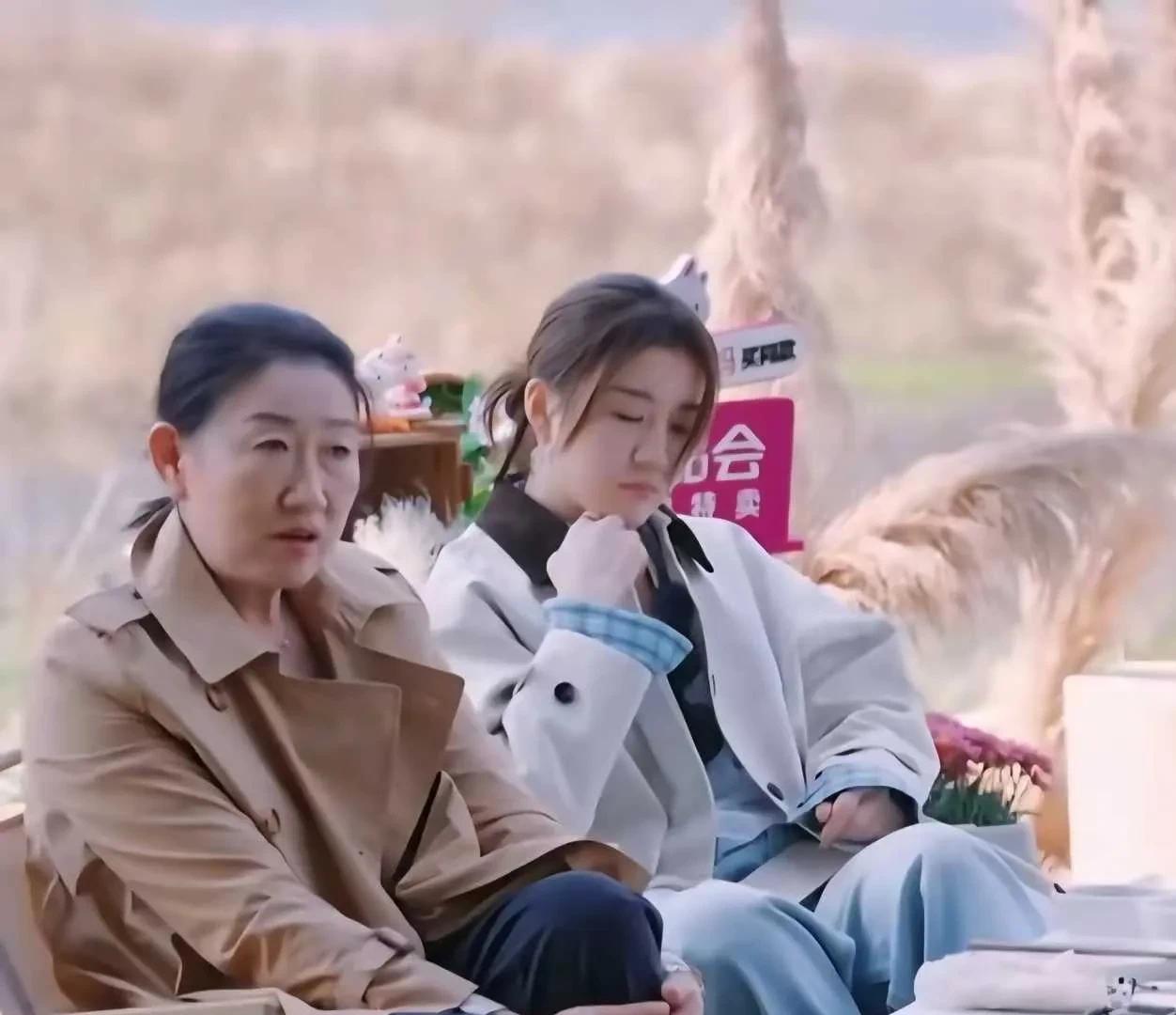 陈梦真的太像妈妈了，陈梦妈妈年轻时候当过兵，也是乒乓球运动员。
怪不得陈梦如此优