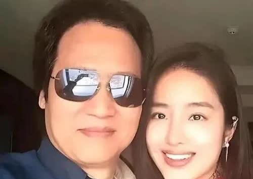 原来杨采钰和刘亦菲的干爹陈金飞分手，但资源一点都没降级，因为她的新男友是金鹿集团