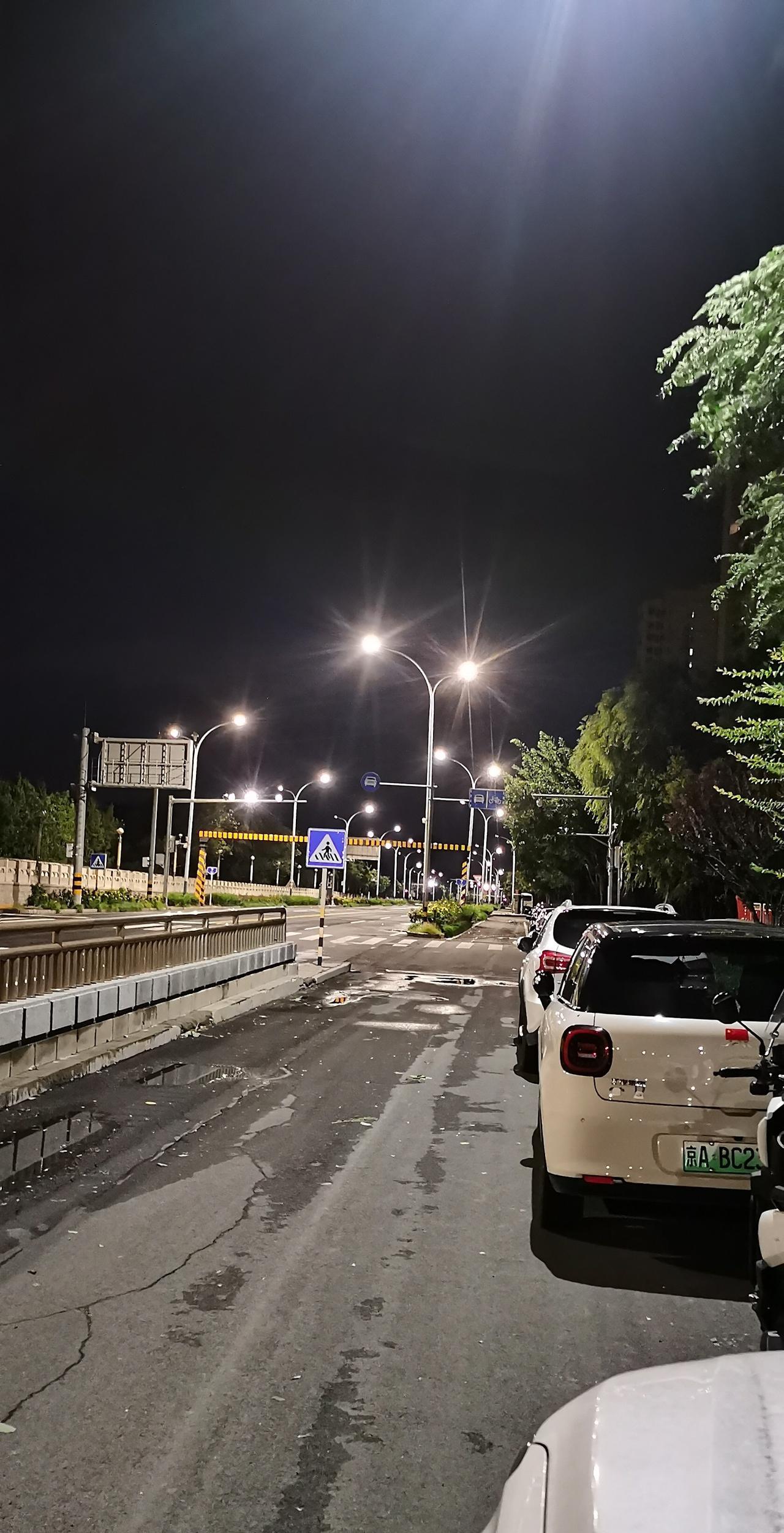 我是夜行者，夜里出来活动，其实一直都是，只是干的活不一样。
今晚的北京，刚刚下过