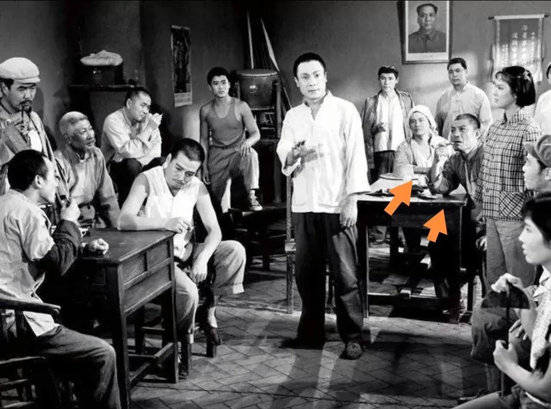 这是1974年长影厂拍摄的故事片《艳阳天》的剧照，张连文扮演的萧长春站在屋子中间