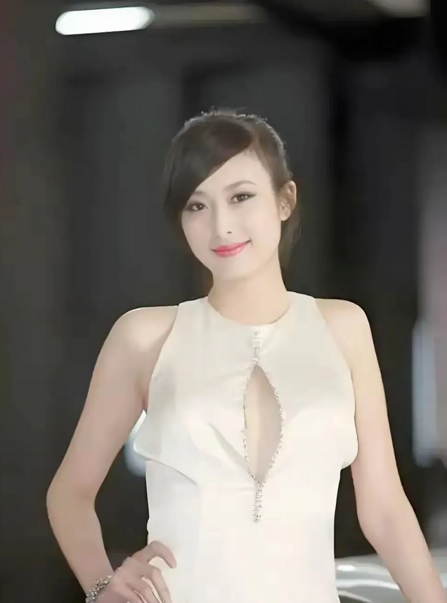 这个车模叫兽兽，听说嫁到美国去了，已经生儿育女过着富太生活，哪个男人这么有福气，