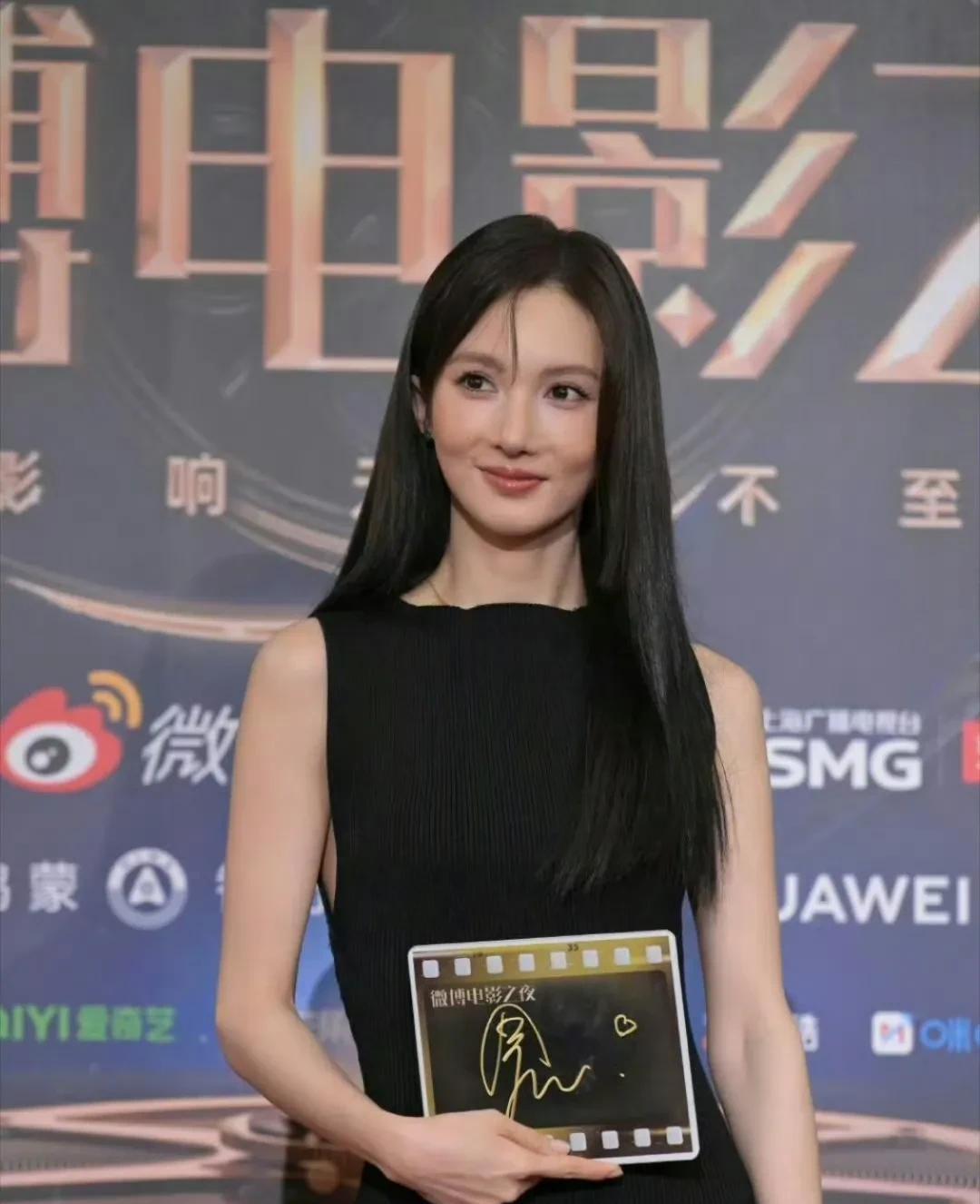 金晨的脸是怎么了？
以前总说她的鼻子、下巴和苹果肌各忙各的，现在更绝——光是一对