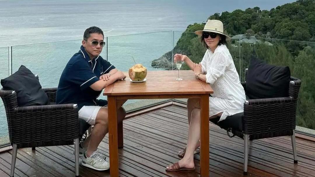 60岁刘嘉玲在泰国，和娘家人看海景，侄子露面，身材好颜值高