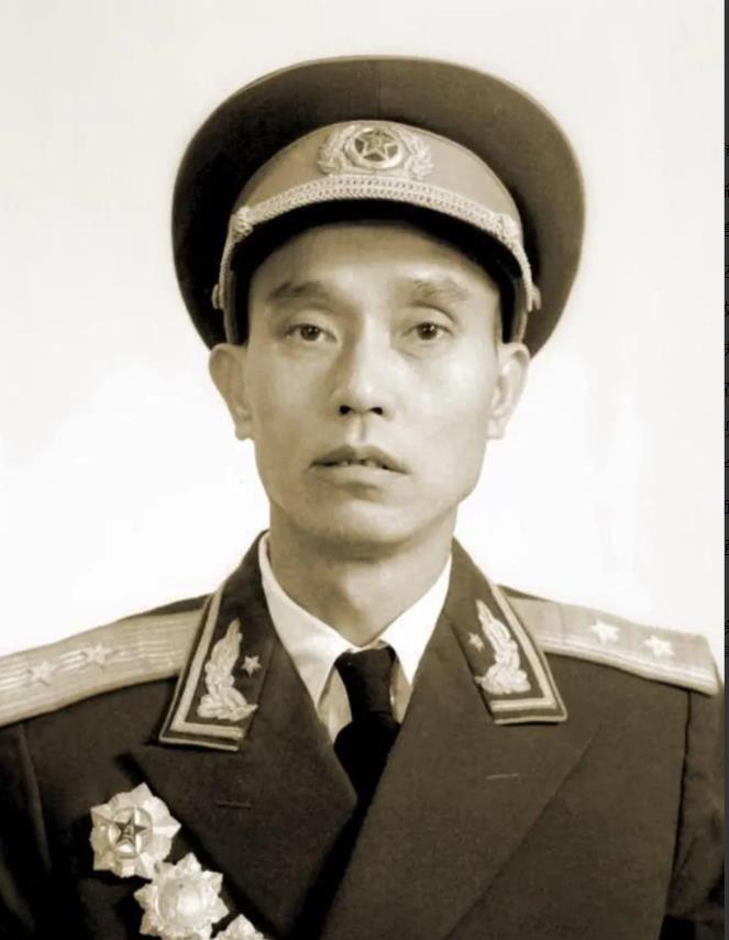 1947年，30岁的解放军师长周志坚，迎娶19岁的女护士，谁知新婚当夜，周志坚却