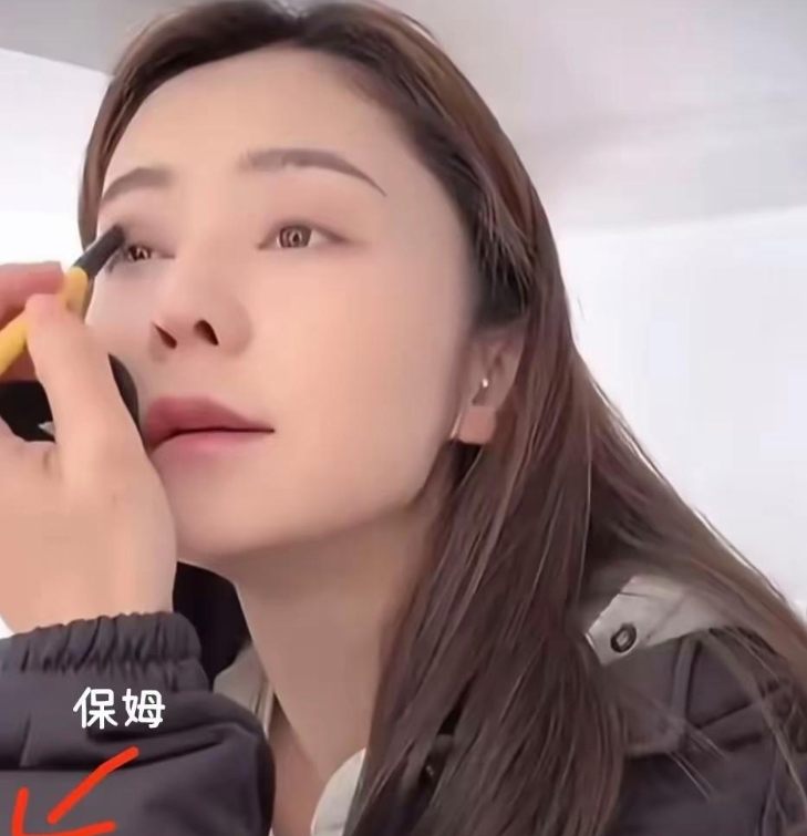 细节见人品，张馨月的处事已经说明了她的人为，情商真是堪忧。

张馨月在直播时，她
