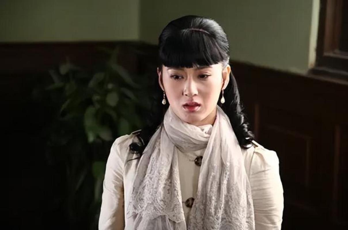1970年，陈独秀58岁的女儿陈子美身绑5个空油桶，带着小儿子偷渡香港。9个小时