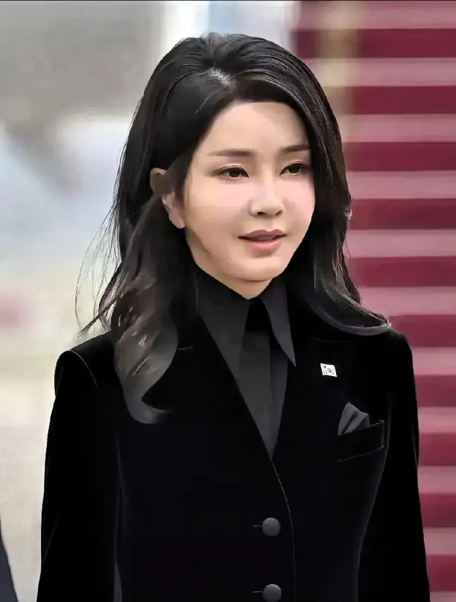 就在刚刚，韩国政府正式发布消息——
8月6日，韩国前总统尹锡悦的夫人金建希被特别