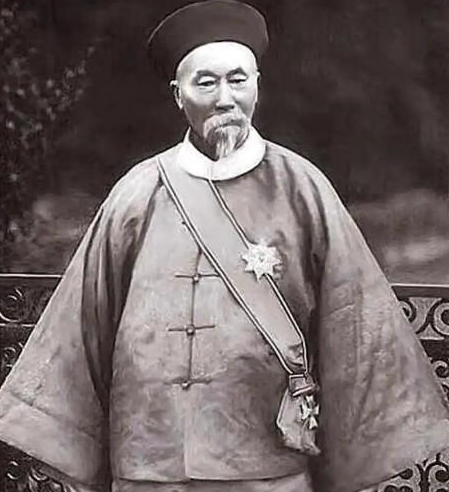 李鸿章不小心得罪了李莲英，李莲英就想了个主意陷害李鸿章。他对李鸿章说：“老佛爷想