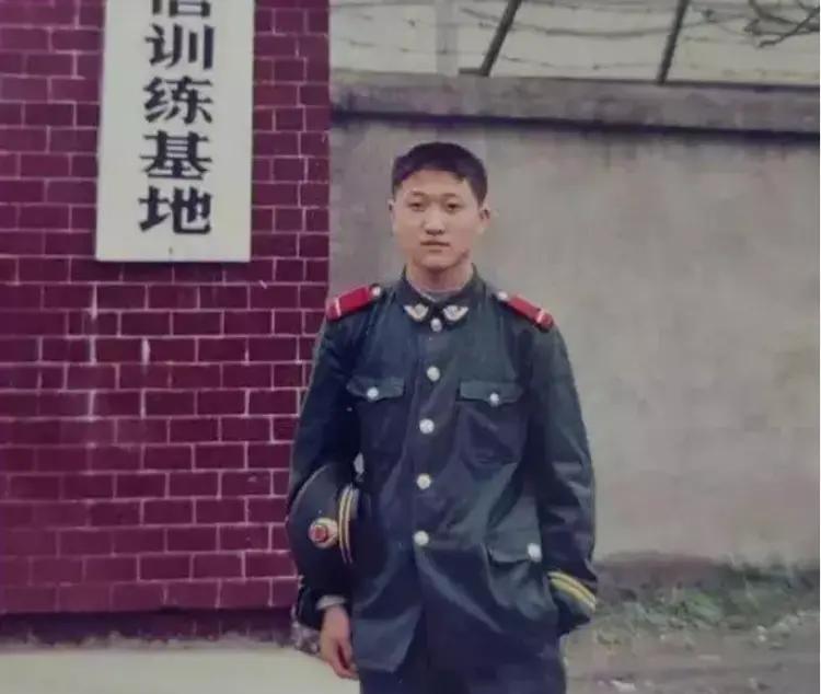 2006年，3名壮汉欲拐骗一位18岁女学生至南方卖掉，坐车途中，女孩悄悄向旁边的