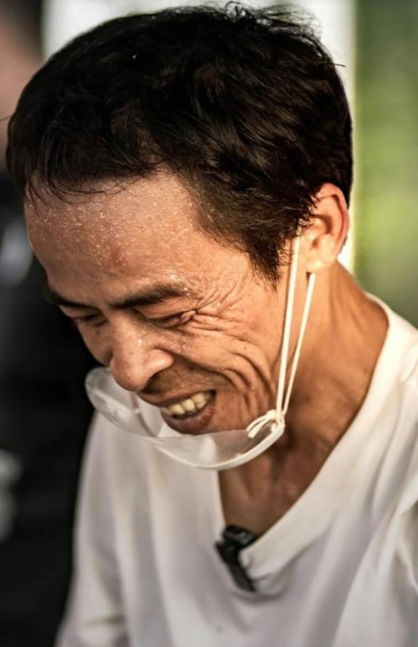 鸡排哥带火景德镇10亿流量，却忙出痛苦面具：没人帮他扛压力