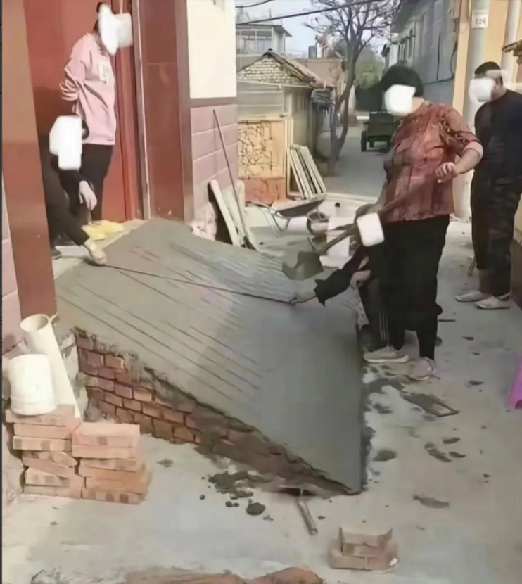 “怪不得叫绝户坡！”河南某村一户人家硬生生占了三分之一的村道，用水泥在家门口浇出