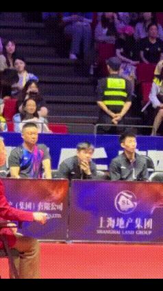 乒超联赛看台上沉浸式观战的东东，竟然如此可爱！
队友输了球，东东皱着眉头露出一丝