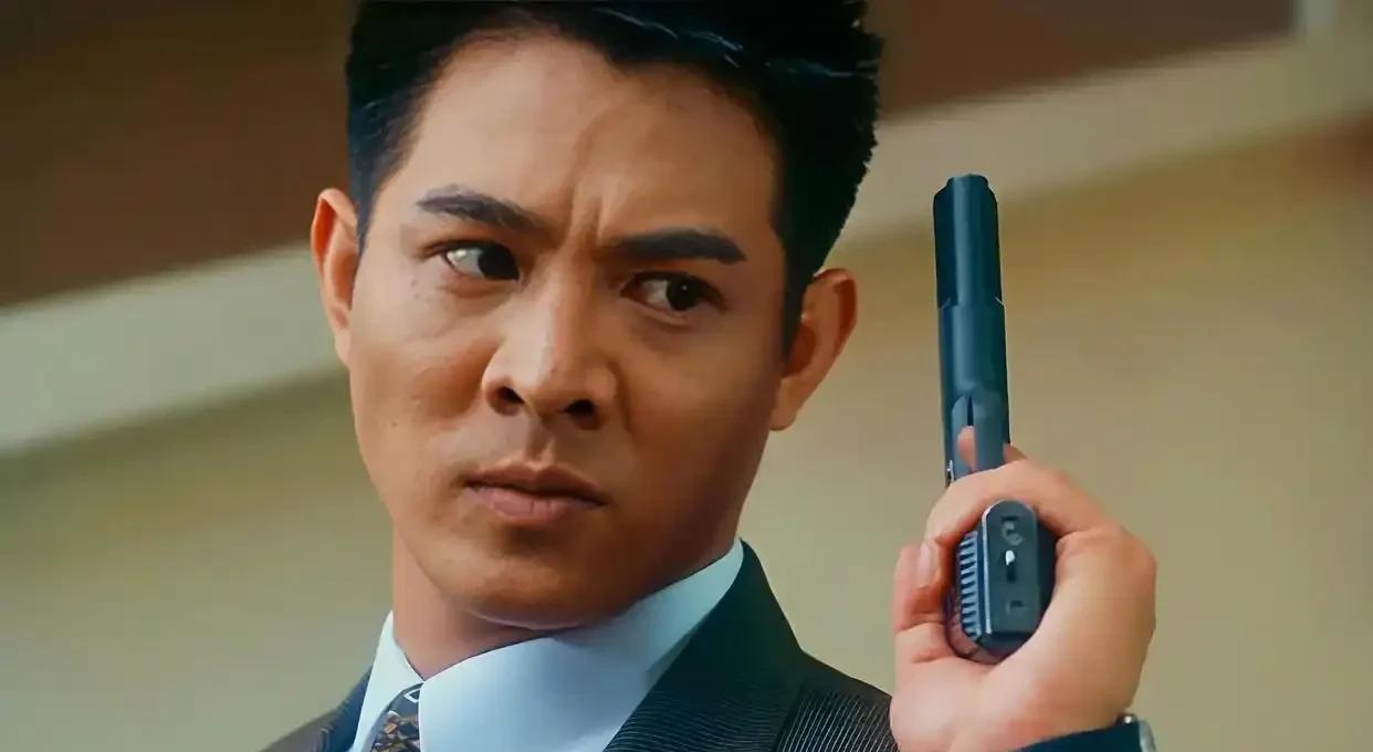 李连杰是新加坡籍
这让很多人吐槽
他不是中国国籍
不代表他不爱国
看看他的早年电