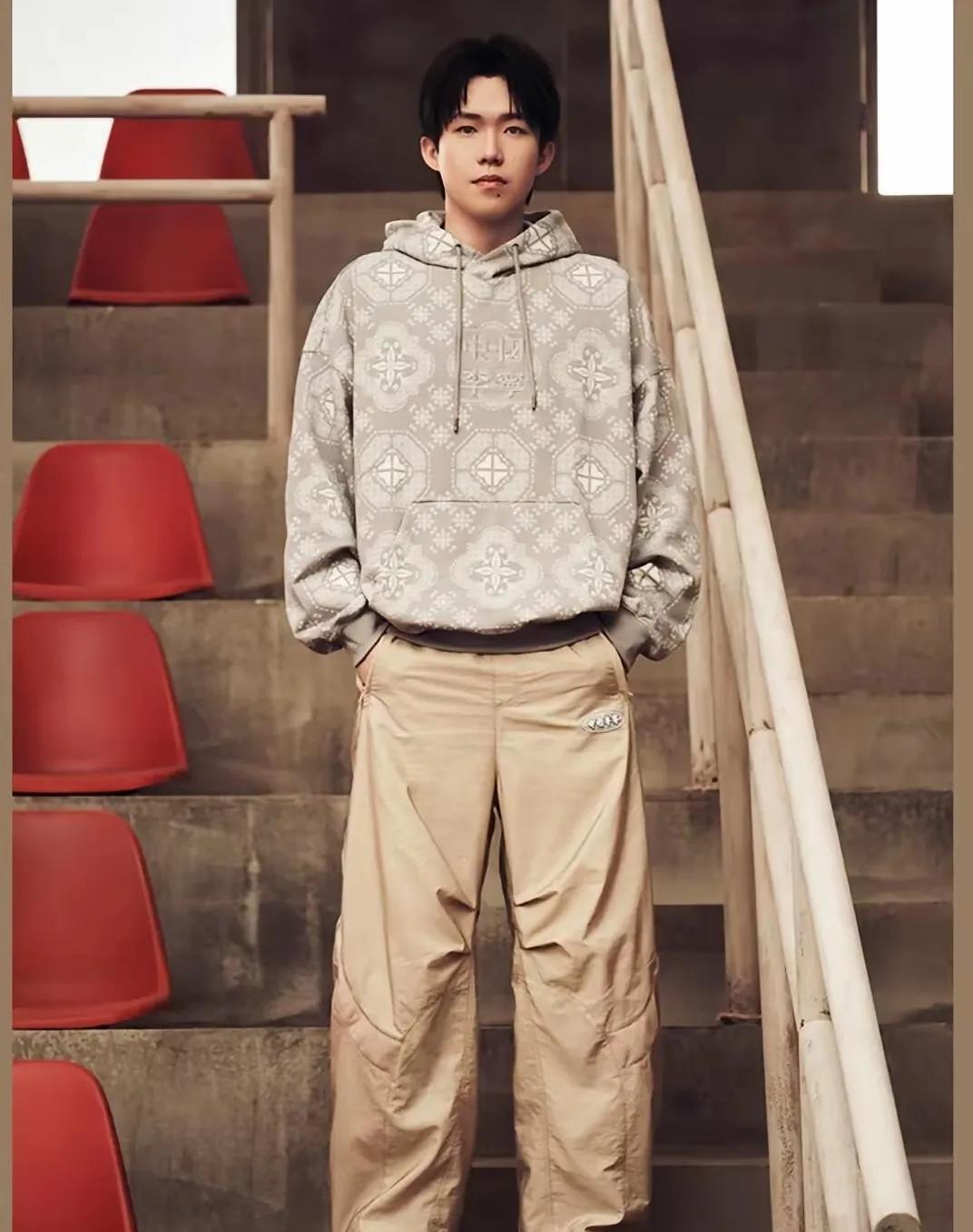 只要长得帅，披个麻袋也好看，王楚钦这行走的衣架子，随便一搭配就妥妥的品牌风。
头