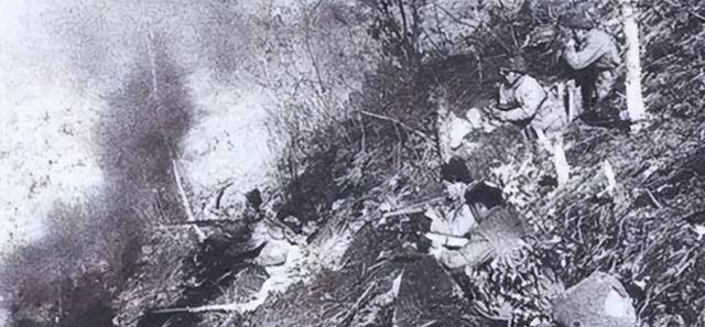 1951年，朝鲜战场上，一个志愿军小战士，不幸被美国大兵抓住。他背着大刀，满脸污