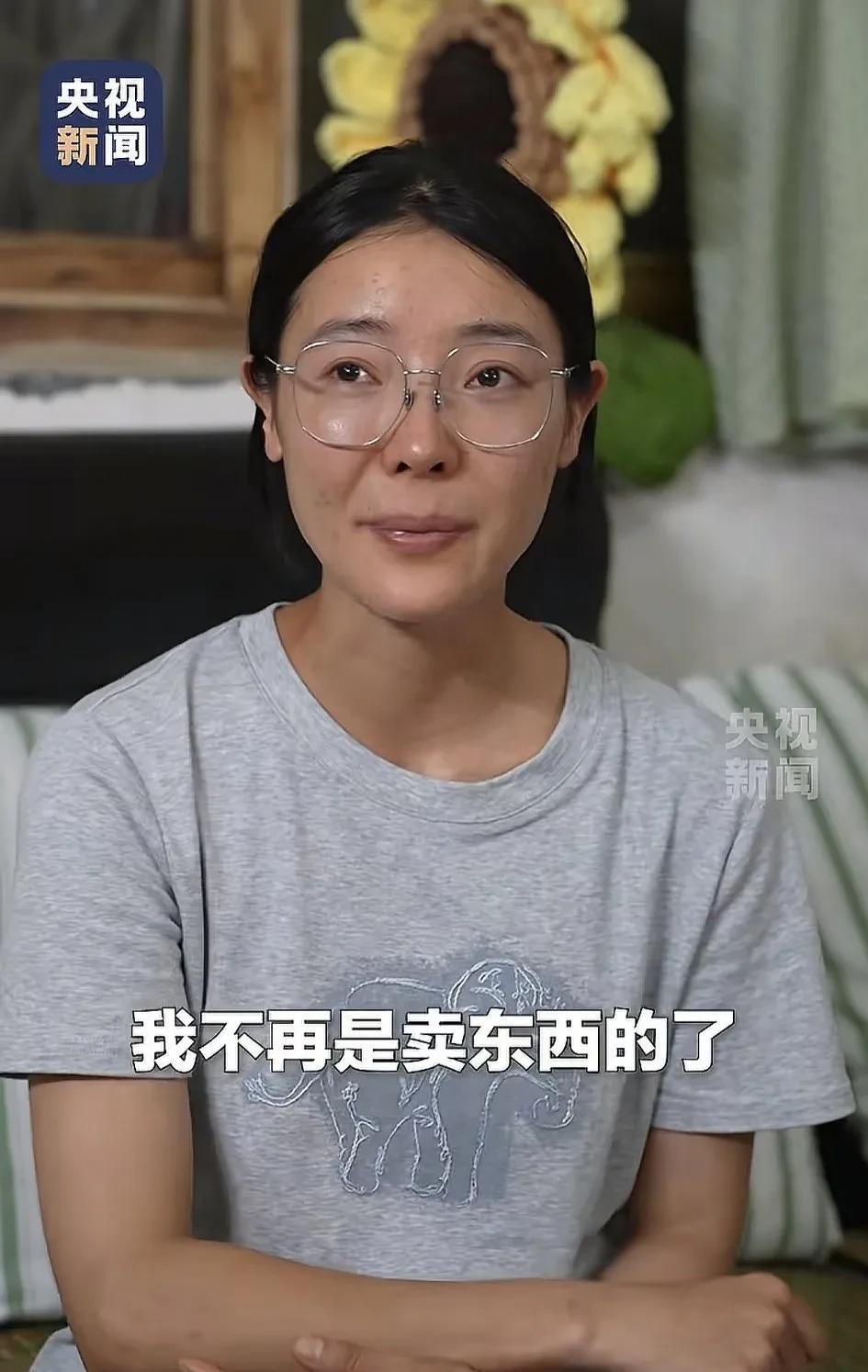 李富贵接受央视采访，她真的是太朴素了，衣服就是自己平时穿的，与以往不同，戴了一副