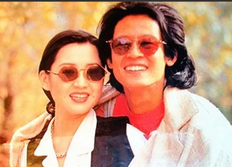 1996年，王志文在小有名气后，就回老家将母亲接到身边孝顺，等到母亲生日，王志文