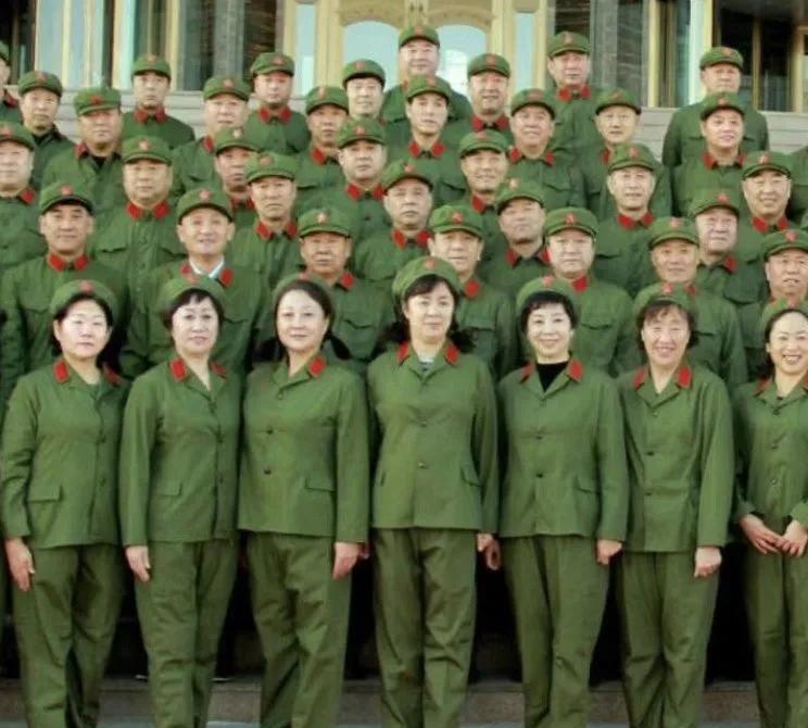 穿上六五式军装，当兵的与当官的几乎都一样，没有差别，官兵平等。难忘美好岁月