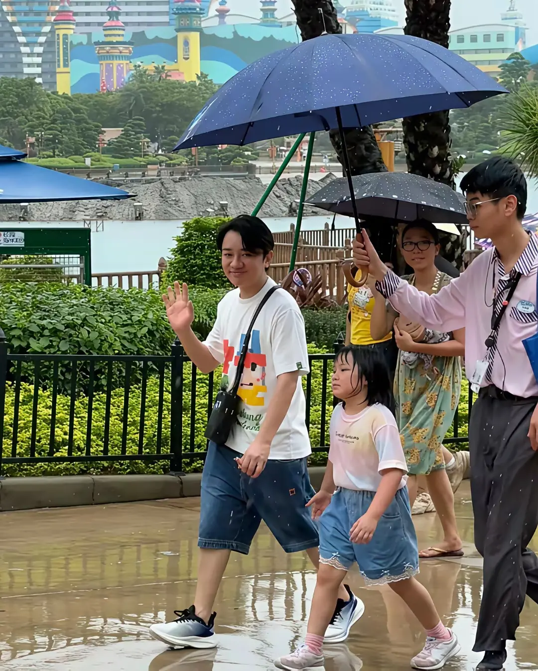 王祖蓝和女儿在珠海长隆游玩，父女俩都被雨淋湿了，女儿长得很像他，颜值很一般。
