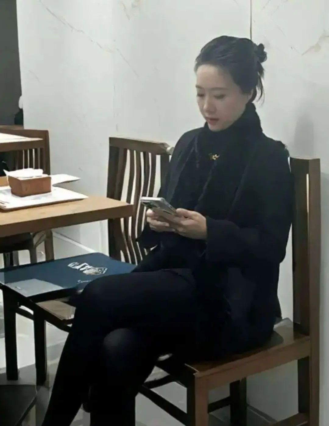 给兄弟介绍了一个相亲对象，看到这气质不敢进去了