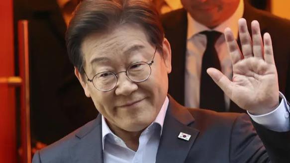 李在明果然老练，当了一个月的韩国总统，和尹锡悦完全不一样