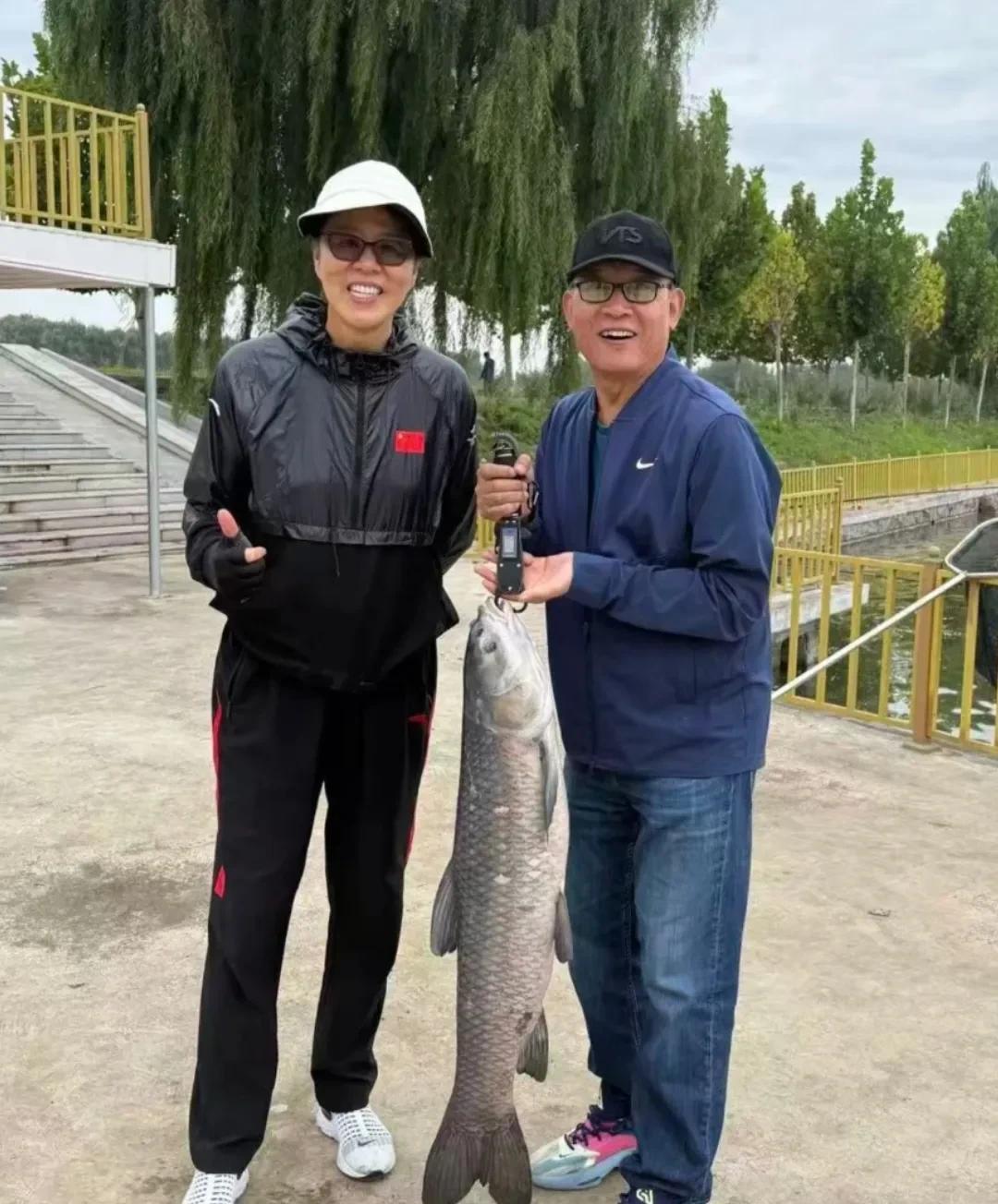郎平老师晒在北京的秋日户外活动照，和老公一起去钓鱼。
郎平老师人很高瘦，精神矍铄