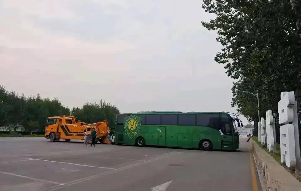 国安这大巴车啥情况？怎么被拖车拉走了？具体是什么原因？
难道真的就像图片上说的是