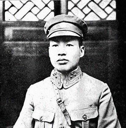 1943年，国军中将刘元瑭从西安逃到雅安，跪在刘文辉面前说：“四叔，我对不起你。