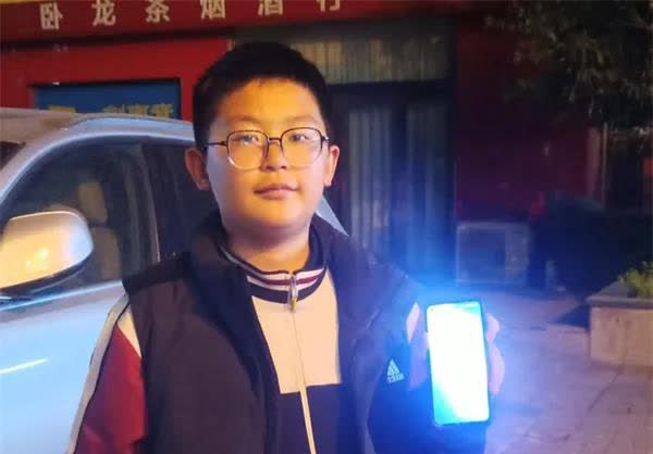 济水一中学生在深夜寒风中苦等失主
?
拾金不昧，善举虽微，却如明灯，能够照亮