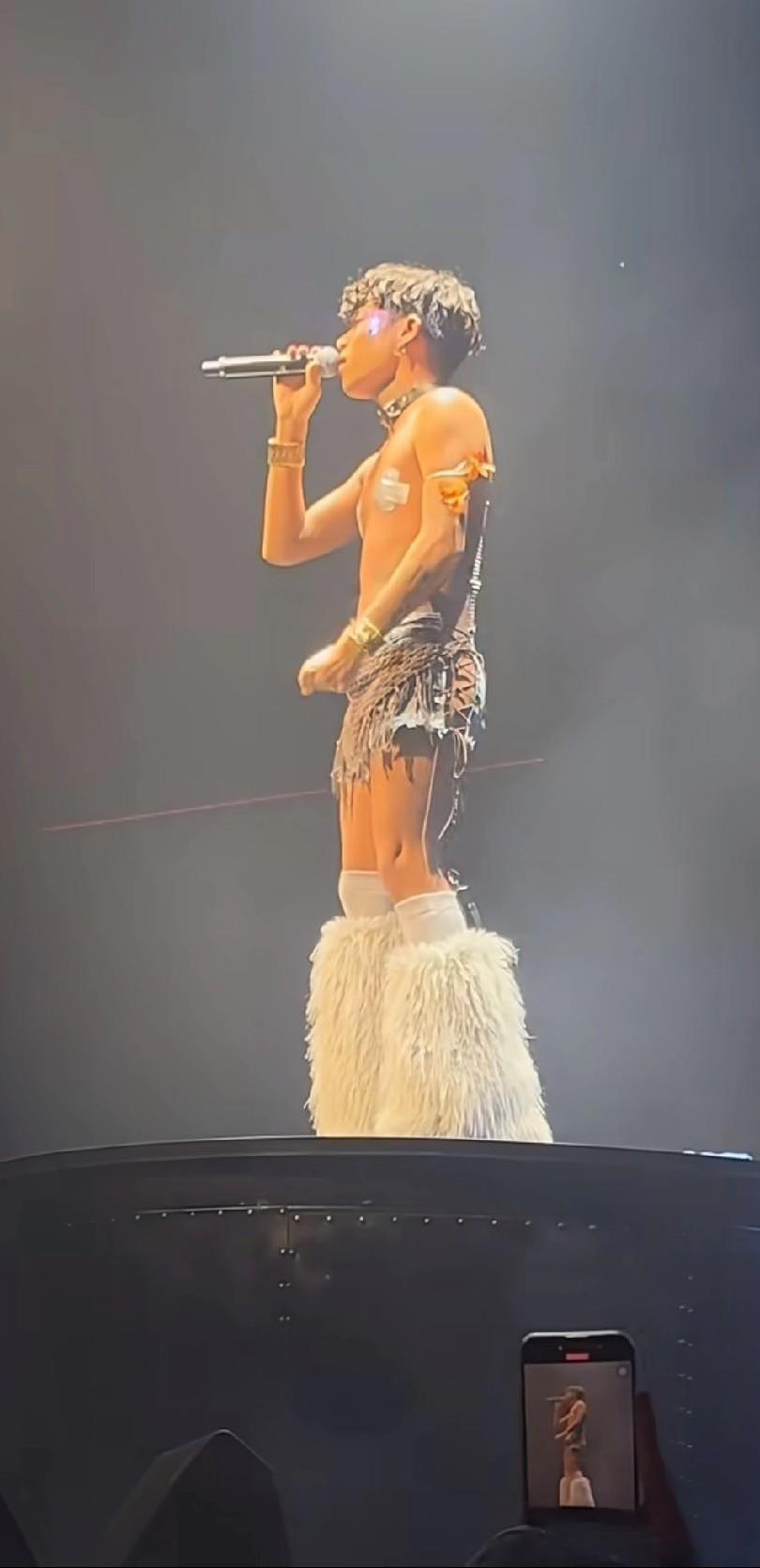 最近演唱会风向突变成“比谁穿得少”了？紧急联络人这位大神一登场，好家伙，直接背心