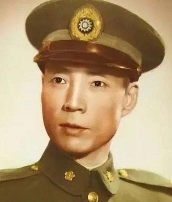 1948年8月，毛人凤得知亲信戚再玉、张亚民被抓后，打电话让淞沪警备司令部放人，