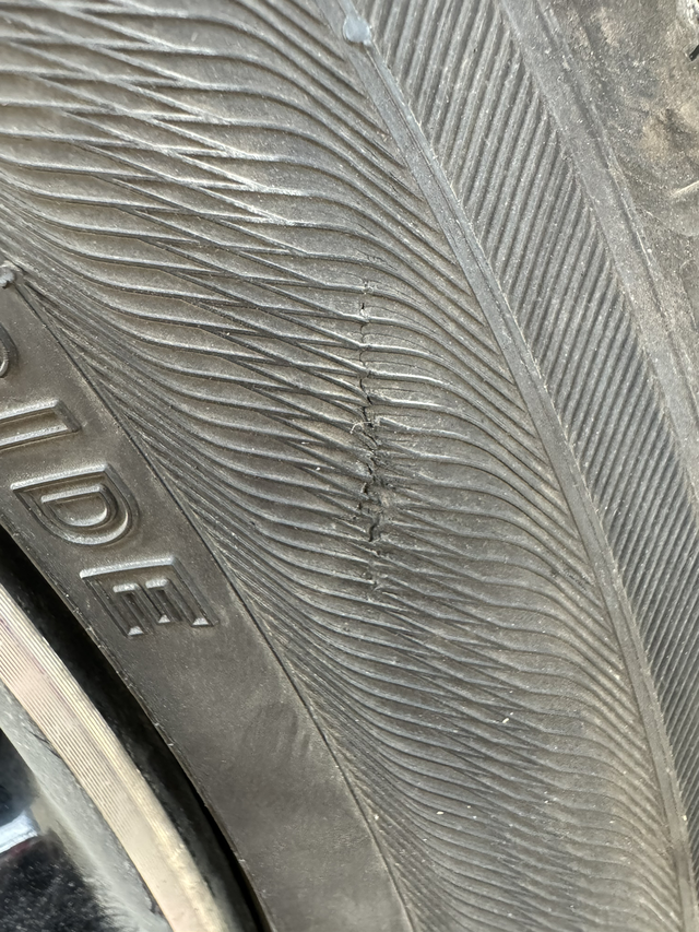 十一代思域轮胎才2万公里要轮胎了
平常不怎么开，突然发现轮胎这样了，又得换轮胎了