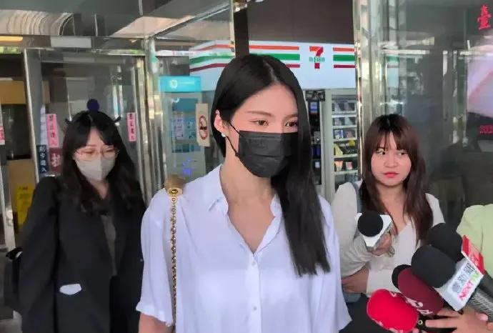 王大陆女友现身法院，“讨债风波”再掀波澜
近日，娱乐圈又陷入一场舆论风暴，知名演