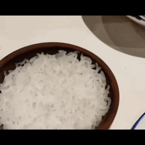 作为北方人，在没说两块钱一碗之前，这种分量的米饭我能吃六七碗，但知道两块钱一份之