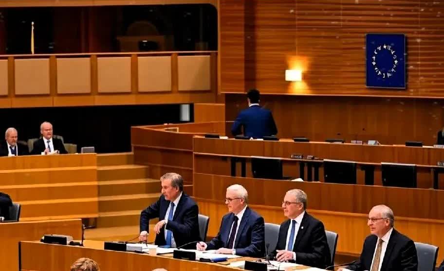 欧盟原本打算通过加税来保护本土汽车产业，却因德国车企反对而反转，不再加税。东方大