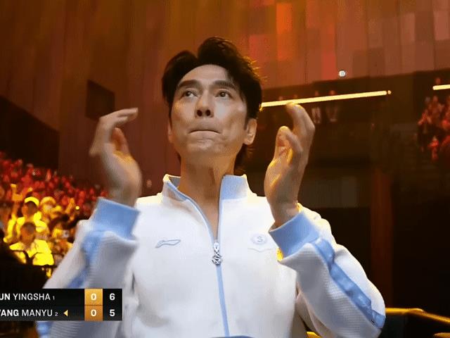 中国大满贯女单决赛，明星助阵。孙颖莎和王曼昱比赛第一局比分6:5时，镜头一转给到