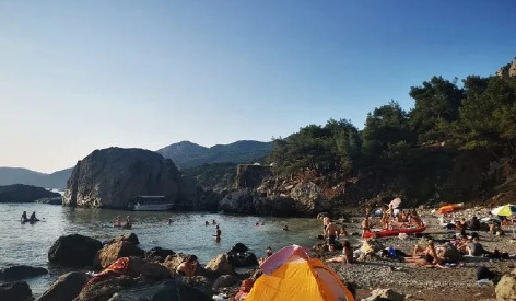塞瓦斯托波尔一处热门海滩被挂牌拍卖
 
该市当局拟将“艾亚角”自然保护区内一块面