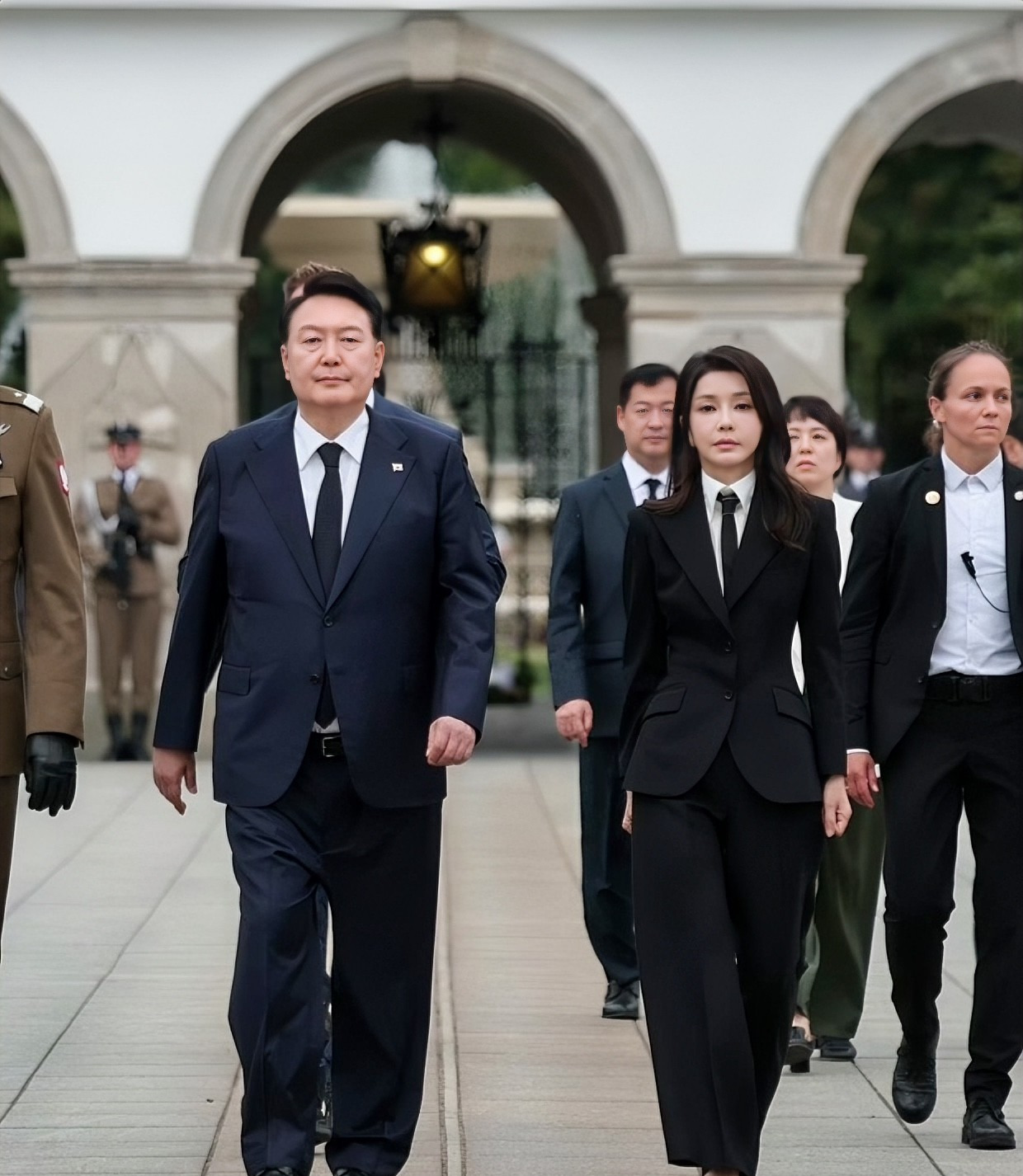 金建希学位被撤，韩国高校太现实











韩国前第一夫人金建希的硕士