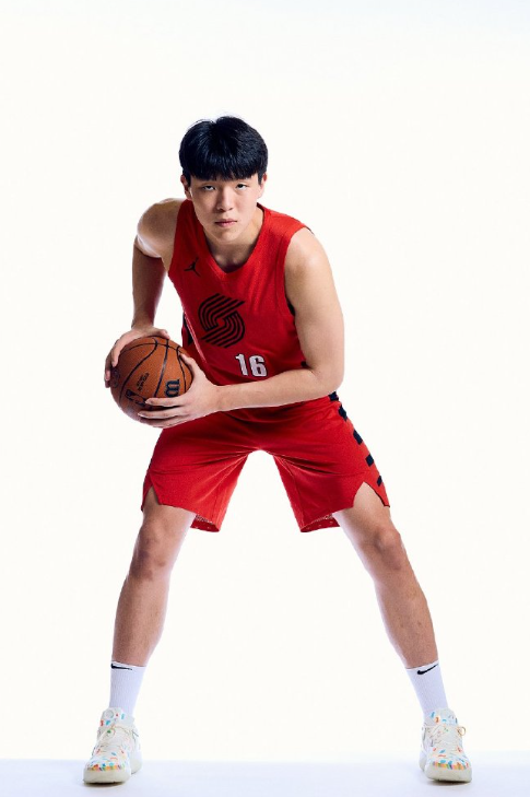 NBA夏季联赛，开拓者102-83击败火箭。赛后杨瀚森接受了媒体。

被问到对和