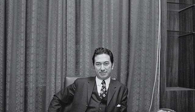 1997年，赌王差点被张子强绑架，他立马请来大舅哥蓝铧缨商量对策，蓝铧缨说：“何