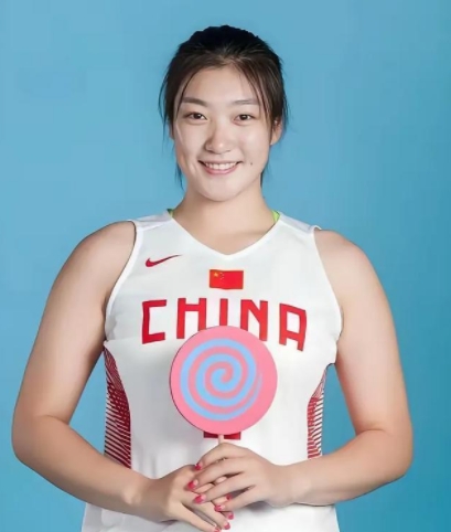 中国女篮球员李梦的感情生活备受关注。她与女篮前领队张隆相识于工作，被其稳重成熟吸