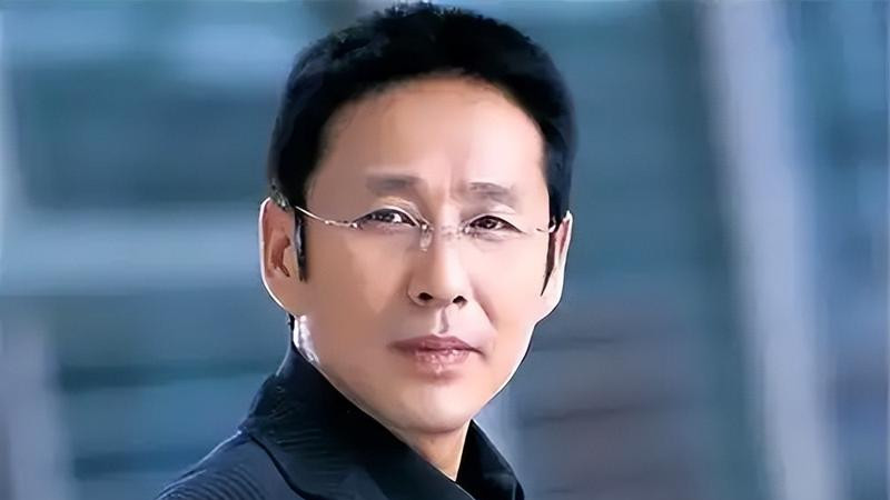 怪不得陈道明能走向神坛，看看他背后的女人，就全明白了