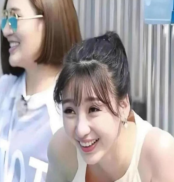 在活动现场，柳岩又凭借大实话成功火出圈。当众人都在红毯上维持优雅时，她却直言“这