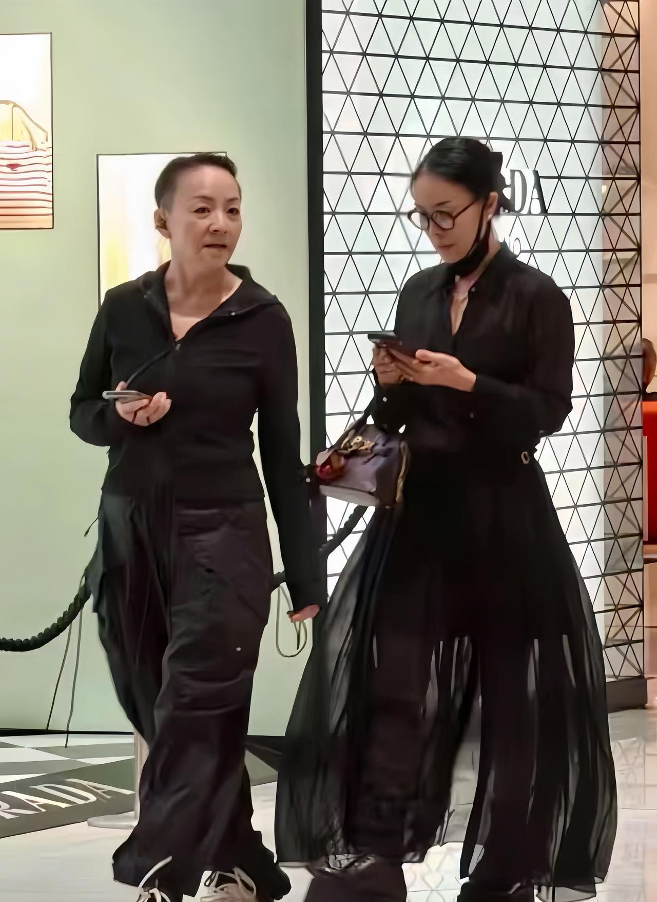 58岁那英穿轻纱黑裙配超厚底黑皮靴，厚底加内增高的设计，让人看着走路都有点费劲，